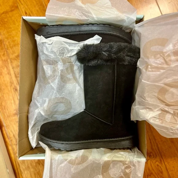 Women's Black Fur-Lined Boots Cozy with Cute Buttons - Picture 4 of 7